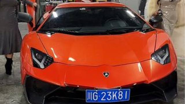 两位网红大美女开兰博基尼成为全场焦点，大美女跟兰博基尼跟500万你只能选择一样你会怎么选择呢 #成都