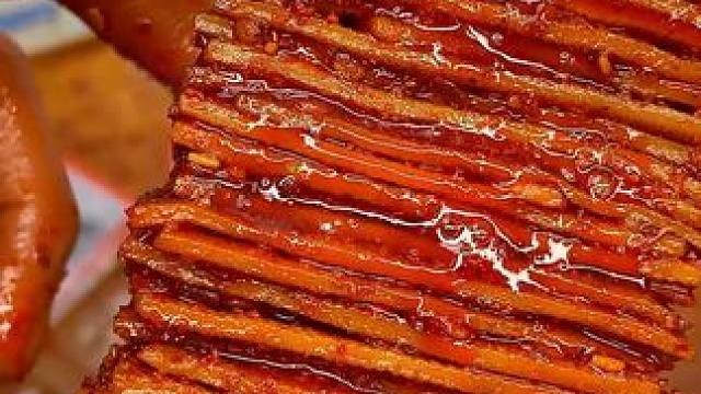 湖南的大千张真的太好吃了，豆香四溢软糯有嚼劲#辣条 #追剧小零食 #好吃到停不下来