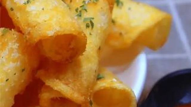 简单的土豆食谱！ 炸薯片卷！ 香脆可口！ 土豆零食！