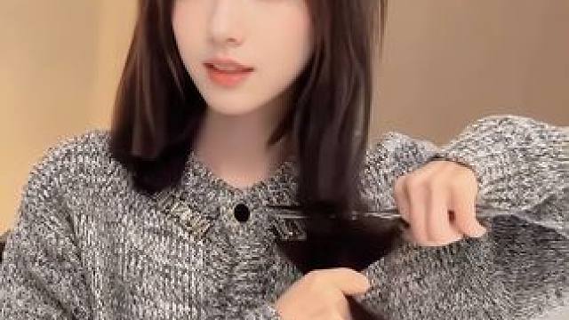 #氛围感美女 #早春辣妹我先当了 #对视8秒爱上我 人总是不满足的，就像剪完短发又怀念长发