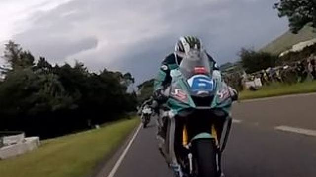 当迈克尔邓禄普在后面追你...#nw200公路赛 #摩托车比赛 #专业比赛请勿模仿