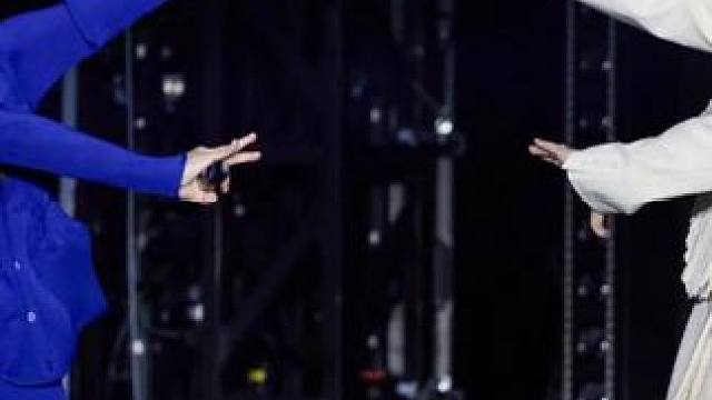 徐佳莹演唱会与汪苏泷同台表演《行走的鱼》完整版#徐佳莹#汪苏泷#行走的鱼#徐佳莹演唱会嘉宾是汪苏泷