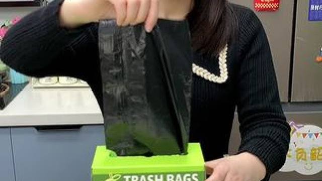 设计的像抽纸一样的免撕垃圾袋，真的好用来!够大够结实，颜值还很高!这样就不怕着急撕破浪费啦!#垃圾袋