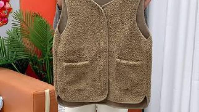 经典百搭的颗粒绒小马甲 性价比超高 搭配什么风格都好看#内搭外穿都好看 #马甲 #保暖又好看