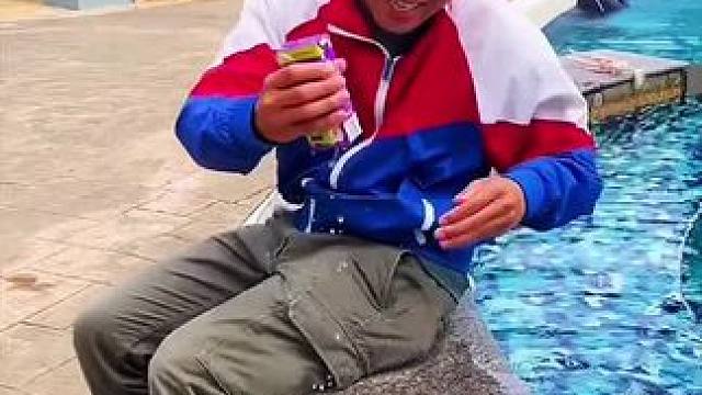 哥哥为弟弟自制奇葩果汁，这简直太坏了吧！#看一遍笑一遍 #意想不到的结局 #老外迷惑行为 #沙雕老外