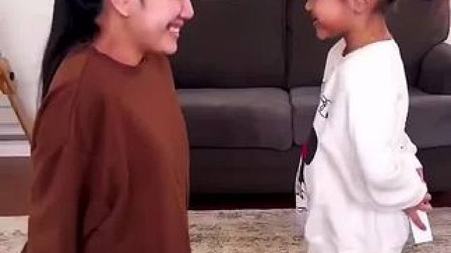 母女盲盒互相送礼物，最后太让人意外了！#看一遍笑一遍 #万万没想到 #这操作都看傻了 #老外迷惑行为