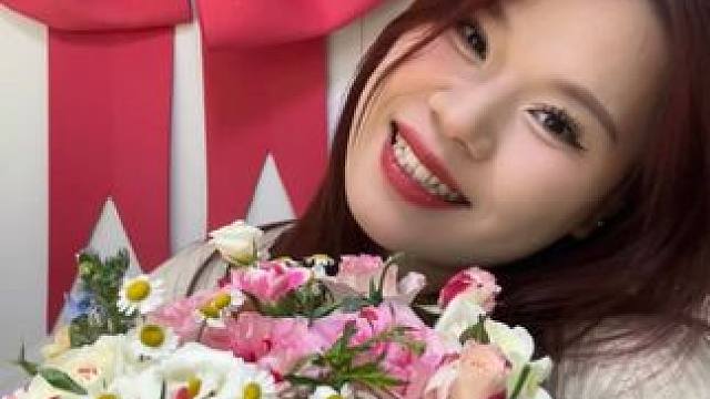 那个曾经奢求想要很多很多爱的她现在只想要努力赚很多很多钱