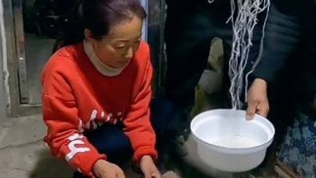 大姐说想吃炒米粉临走前满足她一个心愿，她的炒粉技术还是可以的#床车旅行 #穷游东北 #偶遇好心人#东