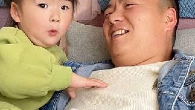 2岁宝宝第一次见爸爸喝醉，问他粑粑怎么从嘴巴出来了，该咋回答#人类幼崽 #粑粑的小棉袄 #坑爹的小棉