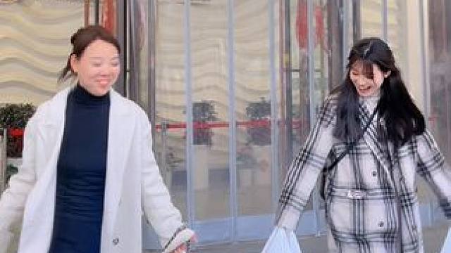 我们的实体店 定在一个星期后正式开业，今天和梦雅去杭州拿货了 这次商量结合我们两个人的眼光选品 走中