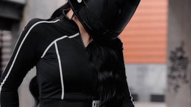 这姑娘看似好看 但实际挺漂亮的#凯旋765rs #西安女骑 #机车摄影 #一身黑到底有多帅 #女骑小