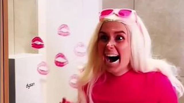 为了能涂上美美的口红，在镜子上沾满口红印！#看一遍笑一遍 #万万没想到 #老外真会玩 #这操作都看傻