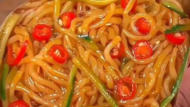 4.9元就能到手三袋代餐饱腹主食魔芋面!搭配自己爱吃的配菜，一搅一拌就是一道美食!可凉拌，可炒，可做