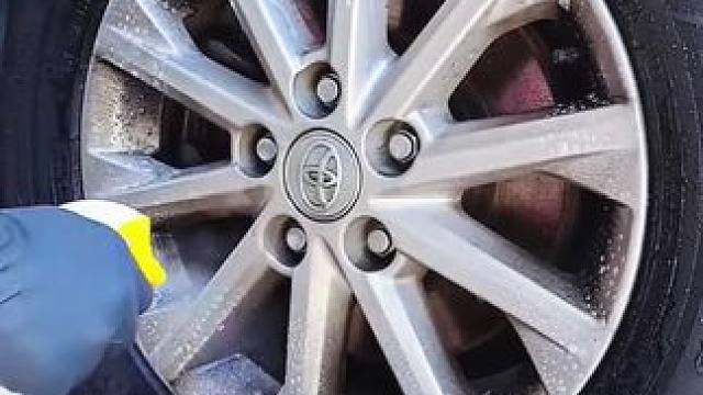 刹车产生的铁粉会吸附在轮毂上，要及时清理。#汽车美容 #撸车日常