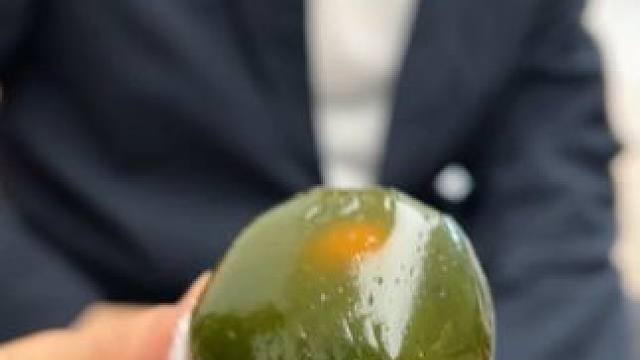 一年只卖一季的艾草青团，软糯Q弹，满满馅料，好吃又不腻#青团#艾草青团#零食推荐