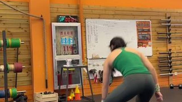 这速度把自己拉爆了太菜了#健身女孩多巴胺运动日常 #运动穿搭 #女性力量