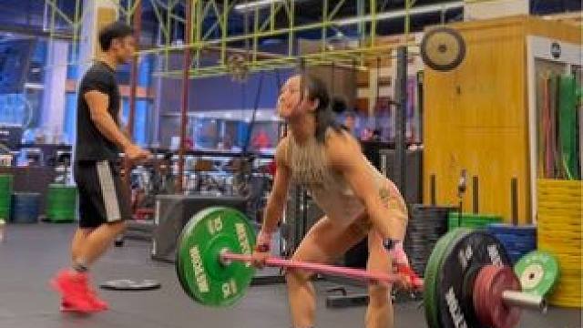 还得是短裤得劲儿#运动穿搭 #运动表现 #女性力量 #氮泵女孩 #健身女孩多巴胺运动日常