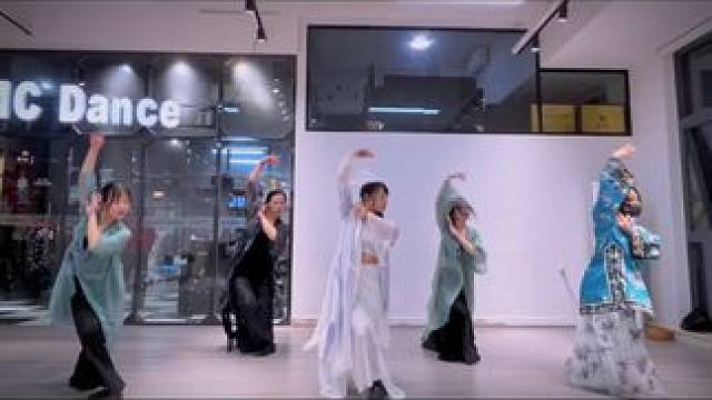 天青色等烟雨，而我在等你～#青花瓷 #青花瓷意境摇 #翻跳 #国风爵士 #一学就会系列