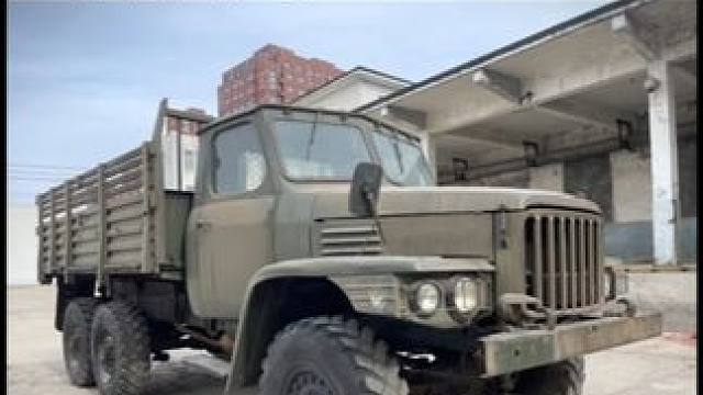 修复一台1992年的东风大卡车。