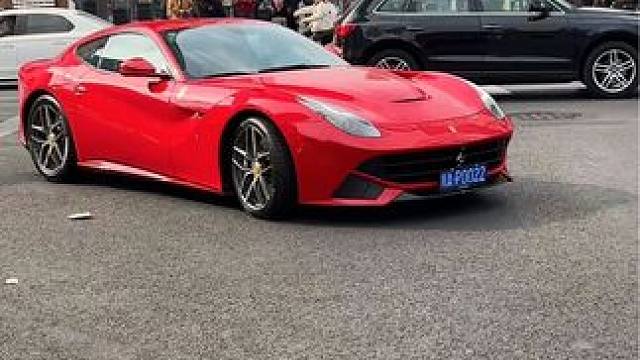 四川富婆看成都，成都富婆看太古里，富婆小姐姐开法拉利F12来太古里买奢侈品成为焦点 #成都街拍 #法