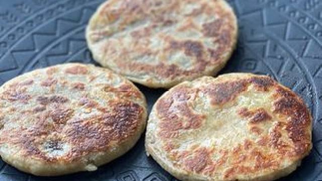 简简单单吃个馅饼吧#户外露营 #罗迪的露营日记