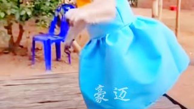 #猴子 #人与动物和谐共处 ，聪明的猴宝穿裙子，你们说有几分像人样？#猴子成精 #猴哥来了 @DOU
