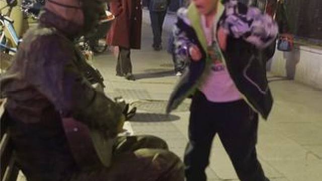 打电话的时候摸了摸“铜人”妹子的反应太搞笑了 #搞笑  #爆笑名场面  #野生大肥扬  #每日一笑 