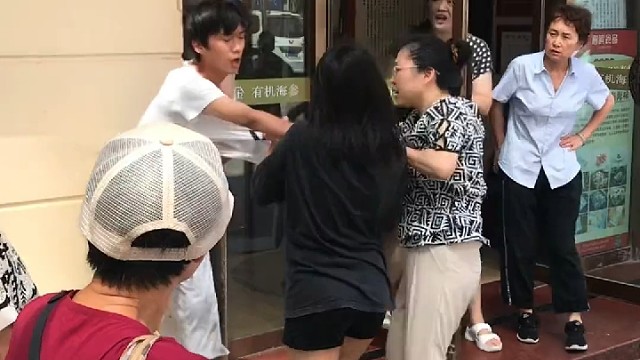 青岛大姨好热心的在劝架