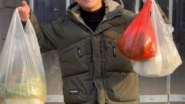 挑战上班给同事们做饭吃 今天是包饺汁
#办公室做饭 #做饭我是认真的 #包饺子 #今天吃什么 #办公