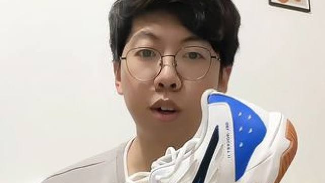 这可能就是你们一直想要的高性价比羽毛球速度鞋，在快速启动，穿着舒适的情况下又兼顾了不错的稳定性，穿上