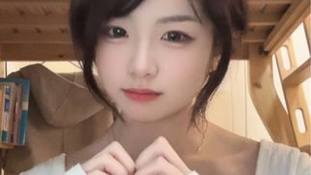 是库存捏
#甜妹 #浅跳一下 #今天长这样 #扭一扭 #笨蛋美女