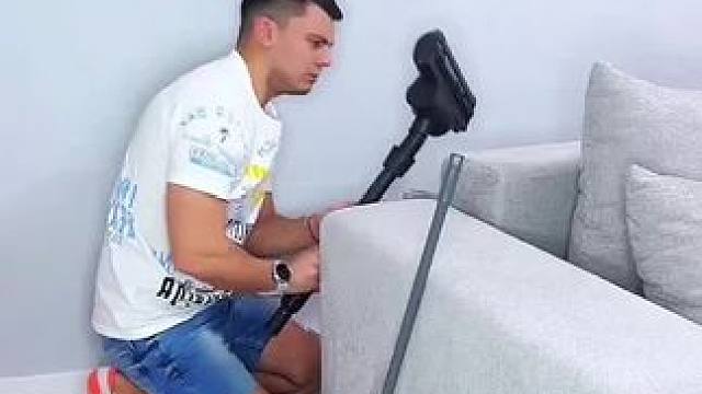 在沙发后面的意外收获，男子最后直接蒙圈了！#看一遍笑一遍 #万万没想到 #这操作都看傻了 #老外真会