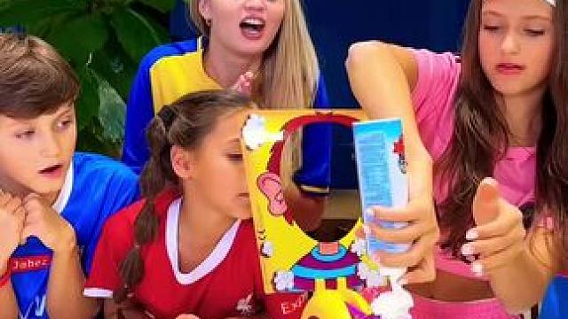 一定要看到最后#舞蹈课堂随拍 #简单易学舞蹈 #家庭游戏挑战 #这个春天总要看一次展吧 #舞蹈生