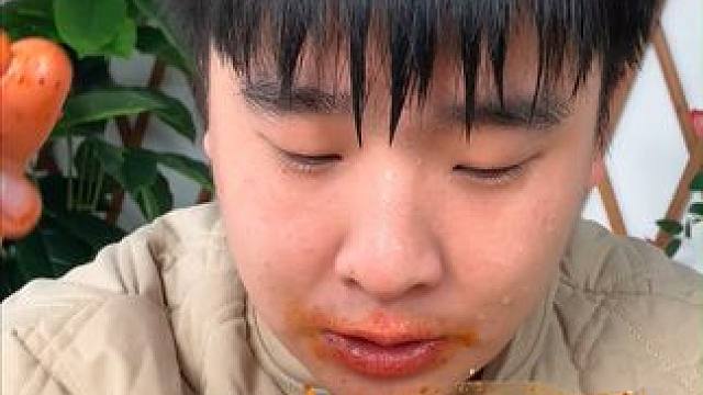 这个魔鬼辣条真是太辣了，但是是越嚼越香，越吃越过瘾的那种！#好吃到停不下来 #追剧小零食 #辣条