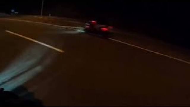 在喧嚣的市井中，让小情绪随风飘散，与生活握手言和。#风和自由 #机车摄影