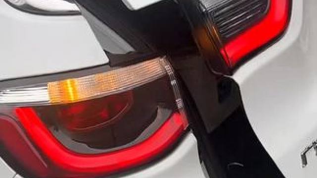 #上热门 #爱车养护 爱车使用年限太久，车门开关太重，天窗座椅滑轨卡顿铰链干磨异响，记得定期保养润滑