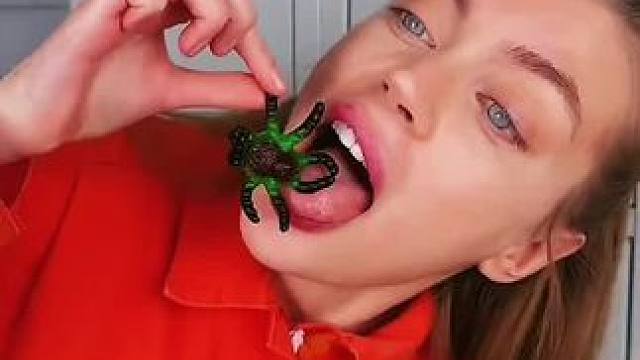 为了能偷吃到昆虫软糖，把它们融化在模具里！#看一遍笑一遍 #万万没想到 #老外真会玩 #沙雕老外 #