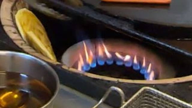 第一次吃烤炉鸡蛋灌饼诶！
#同城美食 #路边摊美味 #城市里的烟火气 #鸡蛋灌饼