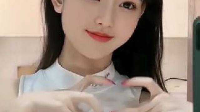 对你笑可能是礼貌，但比心就是真的爱你#你的甜心啊 #你的小甜甜 #邻家女孩 #恋爱选我我超甜 #接住