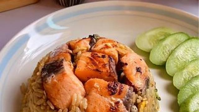 自制健康美食｜香煎三文鱼搭配西兰花蛋炒饭｜少油没添加剂#晚餐吃什么 #吃瘦不饿瘦 #合理饮食营养均衡