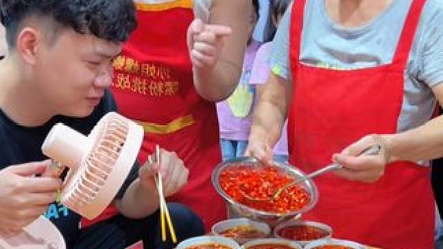 村长带着全村人希望来挑战！还要加2斤小米辣！阿姨血亏5000块~#螺蛳粉