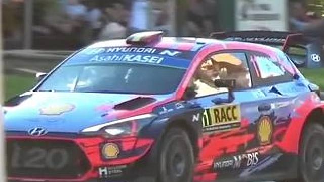 看看顶级拉力赛车手，如何快速安全通过这个回头弯的#wrc拉力赛