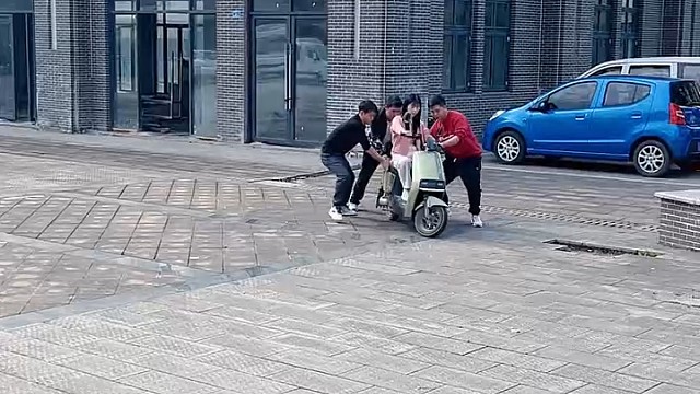 妹妹学习电瓶车，真是太费哥哥了
