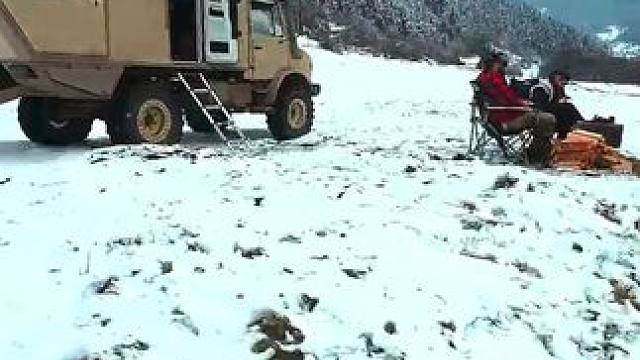 夫妻俩开着超大旅行车周游世界，这次来到雪林小河沟，享受奢华！ #房车自驾游