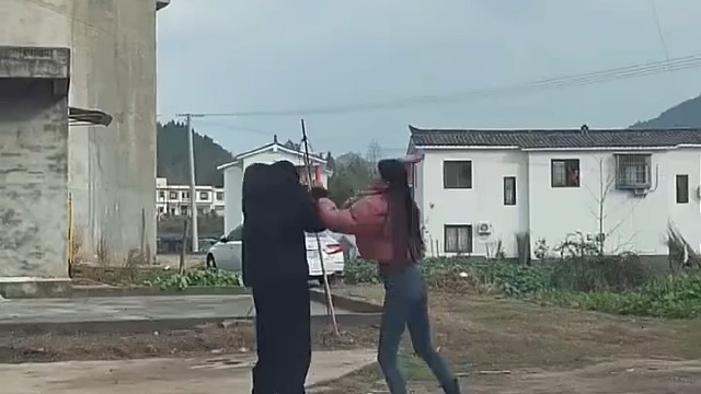 丈母娘，大舅哥，你们管管她吧，，天天打俺。。。