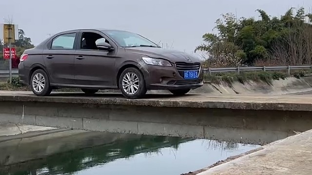 一个轮子悬空还能保持车子不倾斜？不可思议