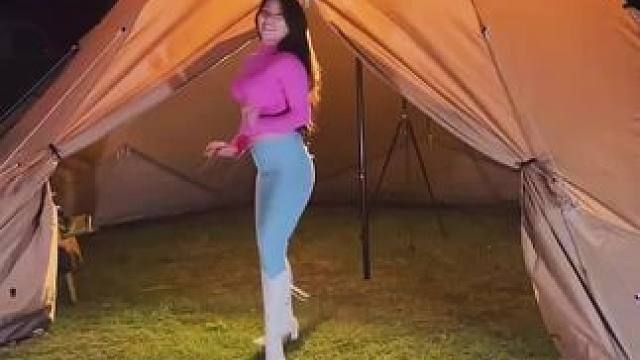 在帐篷下翩翩起舞，让露营更加有活力 #一起露营吧 #户外露营 #春天的第一场露营 #氛围感