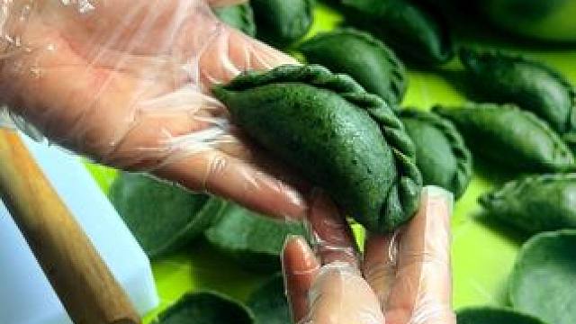 姐妹们你们要的捏艾饺的饺子边来咯，喜欢的就收藏吧#艾草青团 #美食分享