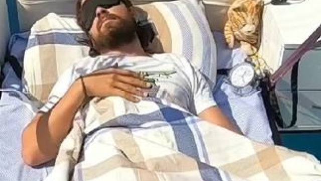 国外发明空中飞床，上班途中接着睡，再也不用早起了