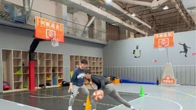 #篮球 #1v1 #一分钟干货教学 
1V1攻防训练
｜加速背后转换快速上篮
｜胯下转换针对跟防转身